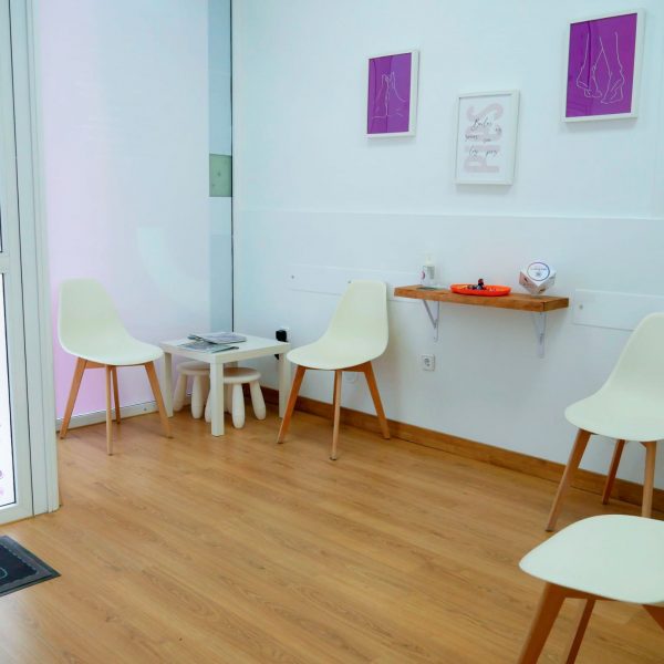 Interior del centro podológico 21 Pasos en Blanca